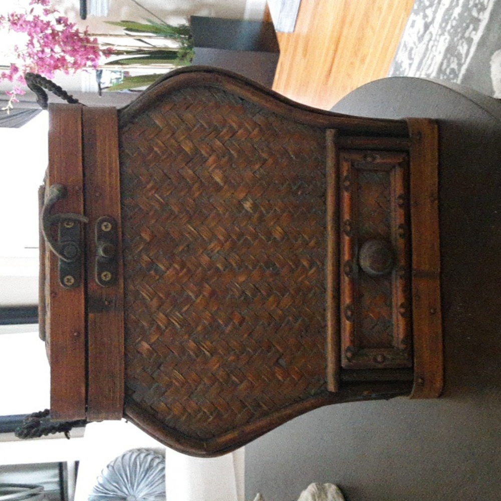 Woven basket w drawer and storage